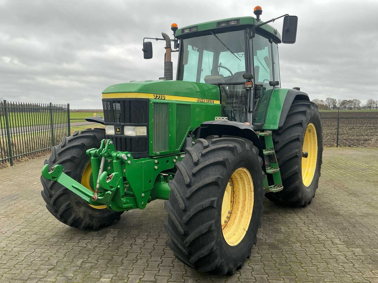 2002 JOHN DEERE 7710 FOUR WHEEL DRIVE FARM TRACTOR - Traktor: pilt 1 2002 JOHN DEERE 7710 FOUR WHEEL DRIVE FARM TRACTOR - Traktor: pilt 1