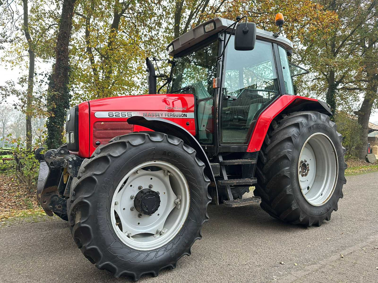 2002 MASSEY FERGUSON 6255 FOUR WHEEL DRIVE FARM TRACTOR - Traktor: pilt 1 2002 MASSEY FERGUSON 6255 FOUR WHEEL DRIVE FARM TRACTOR - Traktor: pilt 1