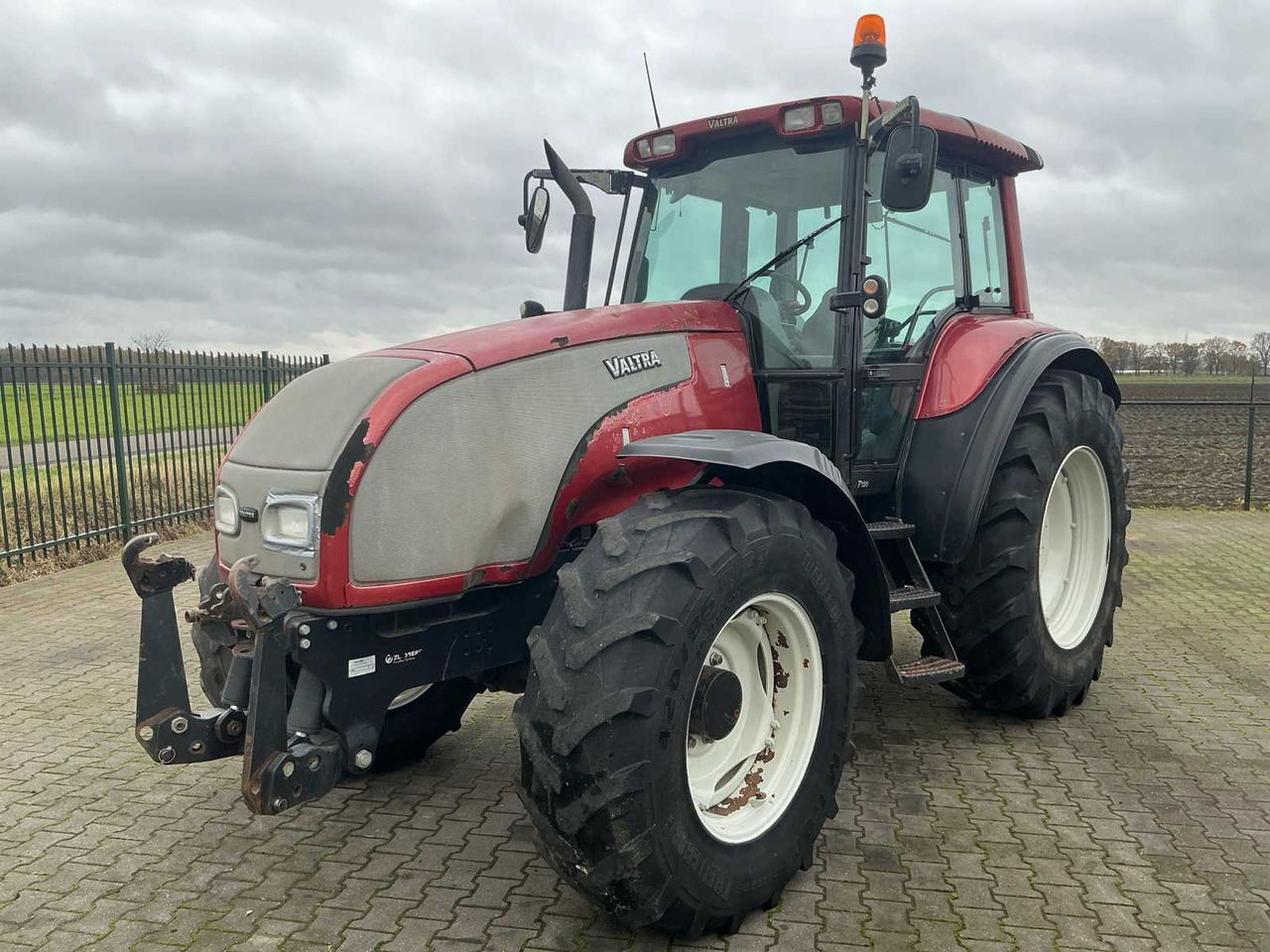 2004 VALTRA T120 ALL-WHEEL DRIVE FARM TRACTOR - Traktor: pilt 1 2004 VALTRA T120 ALL-WHEEL DRIVE FARM TRACTOR - Traktor: pilt 1