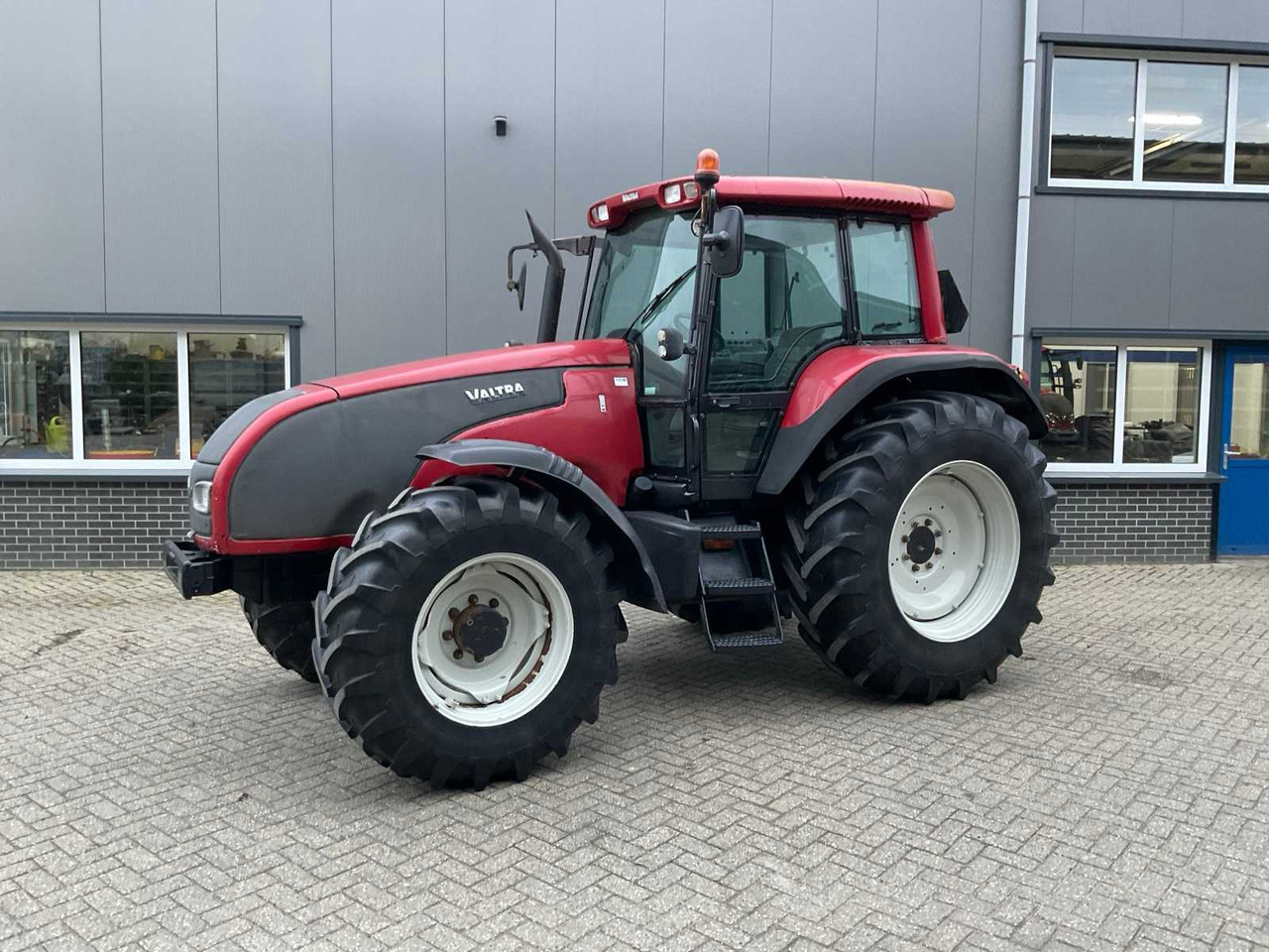 2004 VALTRA T120 ALL-WHEEL DRIVE FARM TRACTOR - Traktor: pilt 1 2004 VALTRA T120 ALL-WHEEL DRIVE FARM TRACTOR - Traktor: pilt 1