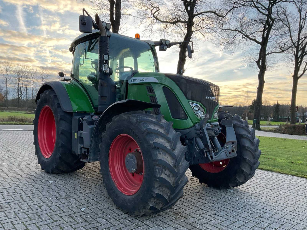 2017 FENDT 720 VARIO S4 ALL-WHEEL DRIVE AGRICULTURAL TRACTOR - Traktor: pilt 4 2017 FENDT 720 VARIO S4 ALL-WHEEL DRIVE AGRICULTURAL TRACTOR - Traktor: pilt 4