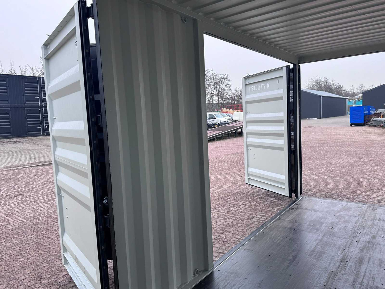 Merekonteiner 40ft High Cube shipping container with 3 side doors: pilt 17