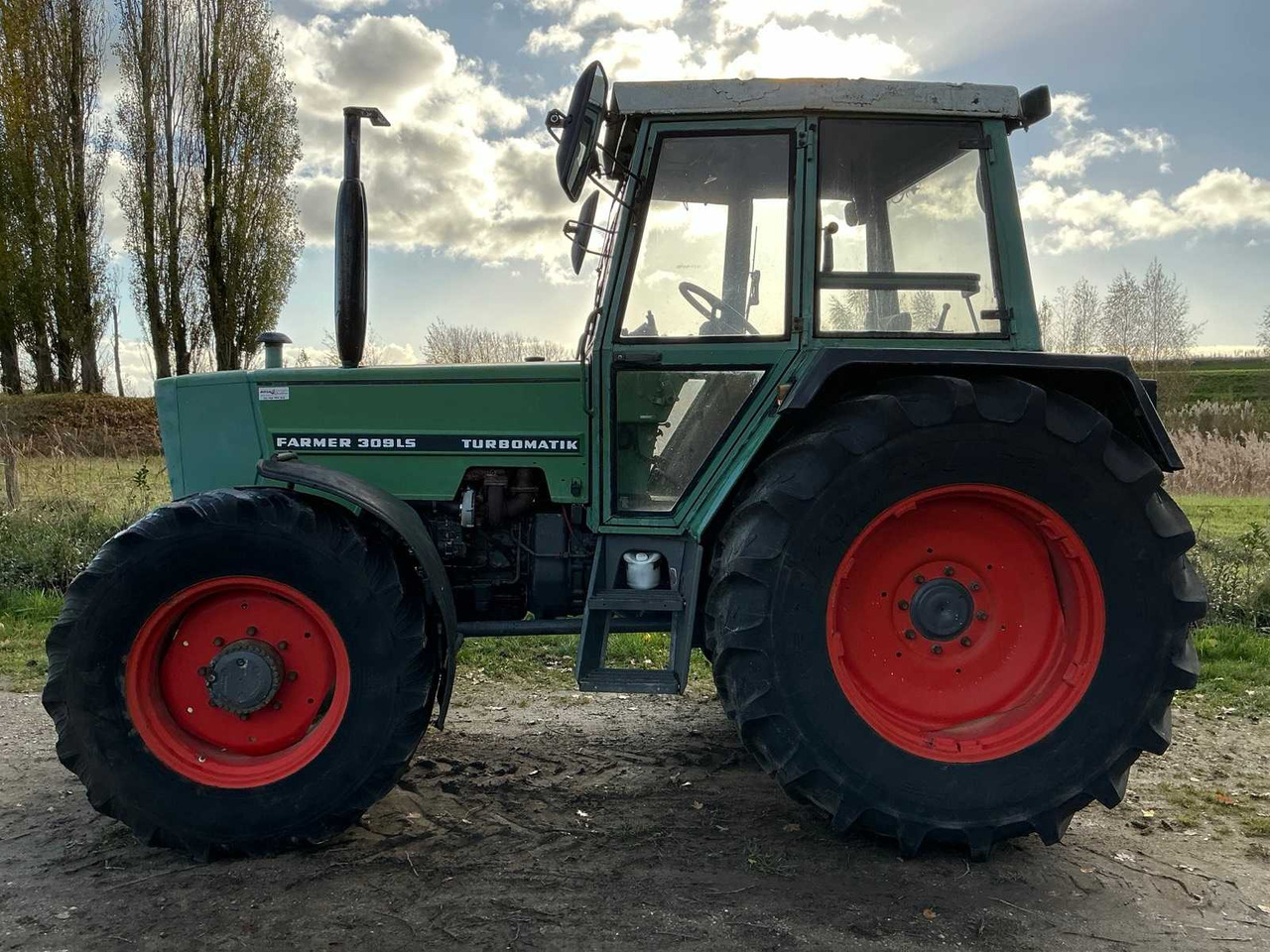 FENDT FARMER 309 LSA TURBOMATIK FOUR-WHEEL DRIVE AGRICULTURAL TRACTOR - Traktor: pilt 2 FENDT FARMER 309 LSA TURBOMATIK FOUR-WHEEL DRIVE AGRICULTURAL TRACTOR - Traktor: pilt 2