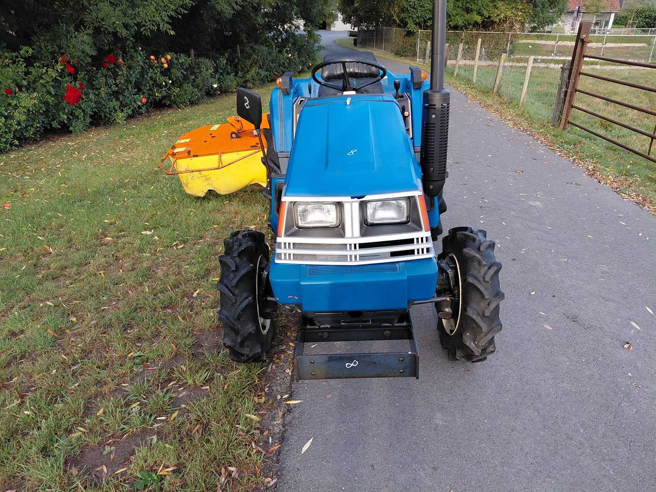 Iseki TU200 - Väiketraktor: pilt 2 Iseki TU200 - Väiketraktor: pilt 2