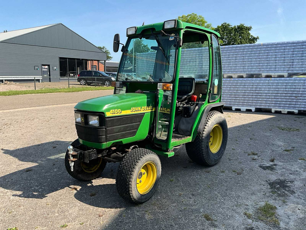 John Deere 4100 - Väiketraktor: pilt 1 John Deere 4100 - Väiketraktor: pilt 1