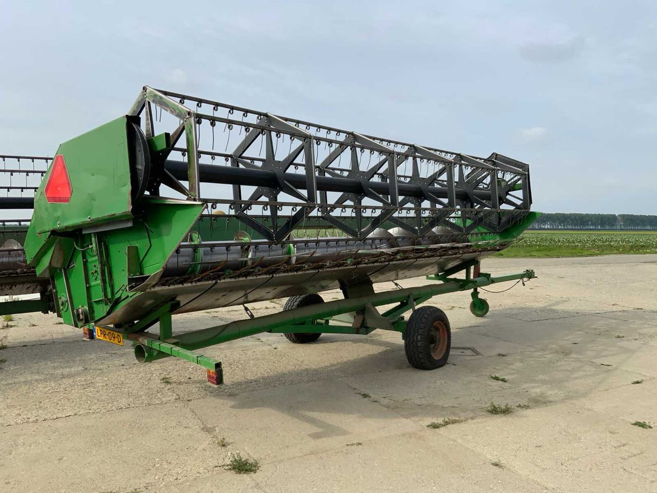 John Deere 820 - Hooldusniiduk/ Multšer: pilt 1 John Deere 820 - Hooldusniiduk/ Multšer: pilt 1