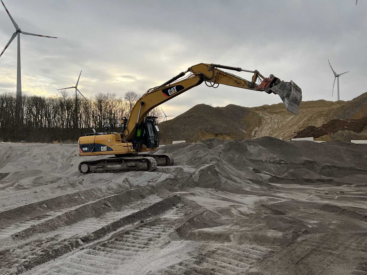 Komatsu 323D - Lintekskavaator: pilt 1 Komatsu 323D - Lintekskavaator: pilt 1