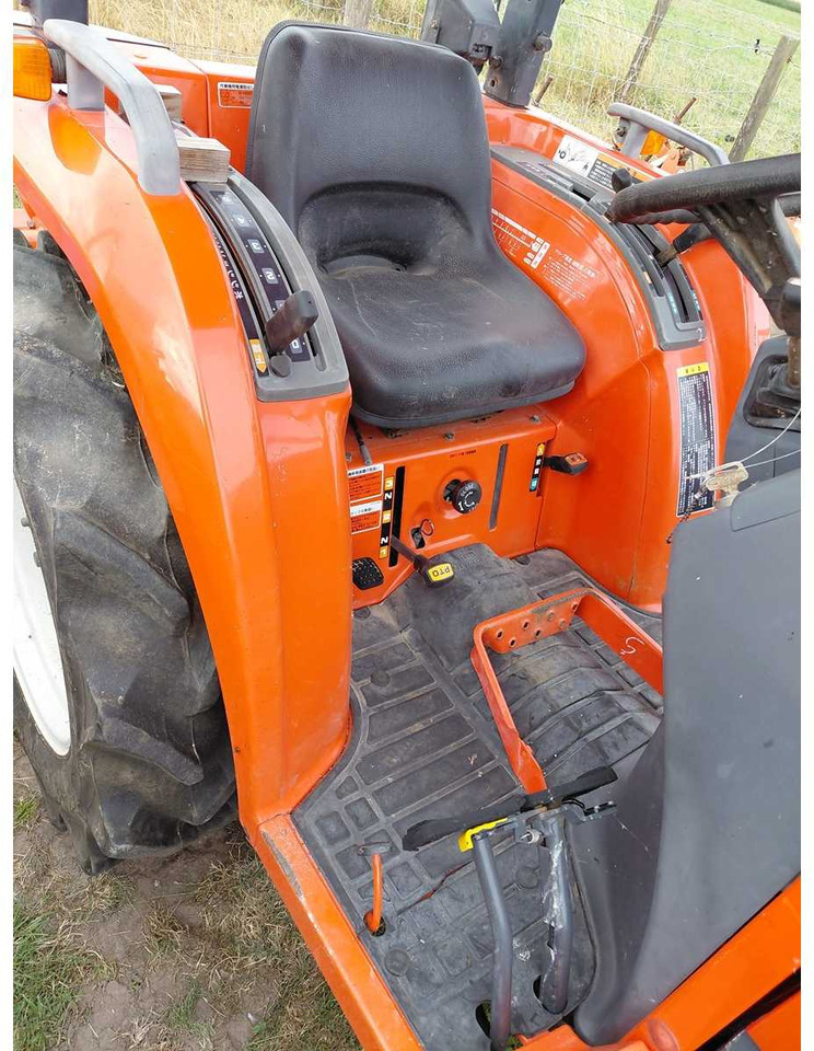 Kubota T240 - Väiketraktor: pilt 3 Kubota T240 - Väiketraktor: pilt 3