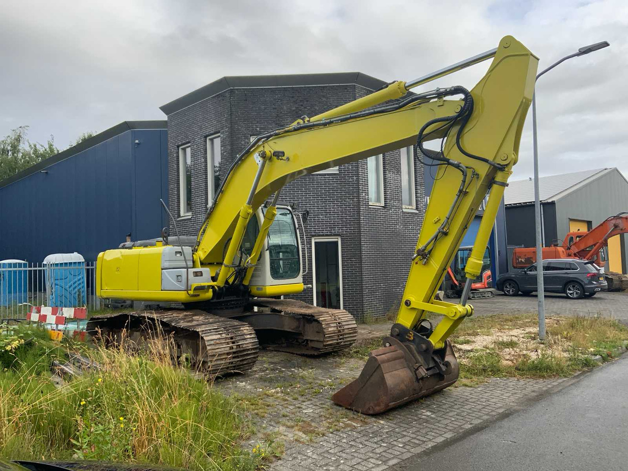 New Holland E 215B - Lintekskavaator: pilt 2 New Holland E 215B - Lintekskavaator: pilt 2