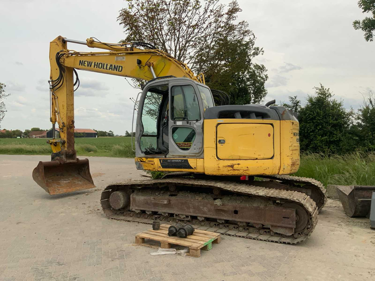New Holland Kobelco E225BSR - Lintekskavaator: pilt 2 New Holland Kobelco E225BSR - Lintekskavaator: pilt 2