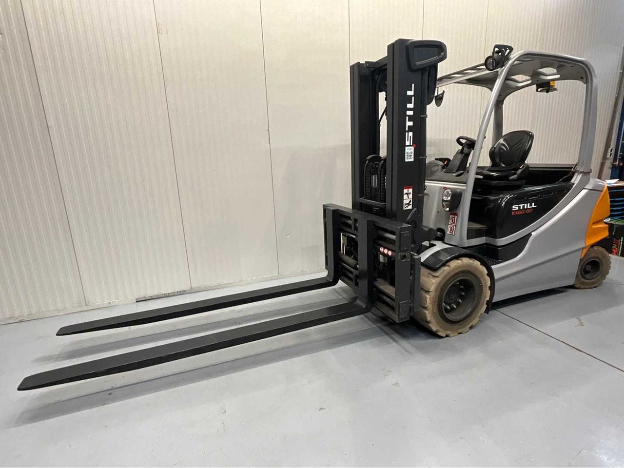 STILL 5000KG- RX60-50 - FORKLIFT TRIPLEX - FORK POSITIONER - SIDESHIFT - FREELIFT - BATTERY 2015 WITH ONLY 1121 HOURS - Kahveltõstuk: pilt 1 STILL 5000KG- RX60-50 - FORKLIFT TRIPLEX - FORK POSITIONER - SIDESHIFT - FREELIFT - BATTERY 2015 WITH ONLY 1121 HOURS - Kahveltõstuk: pilt 1