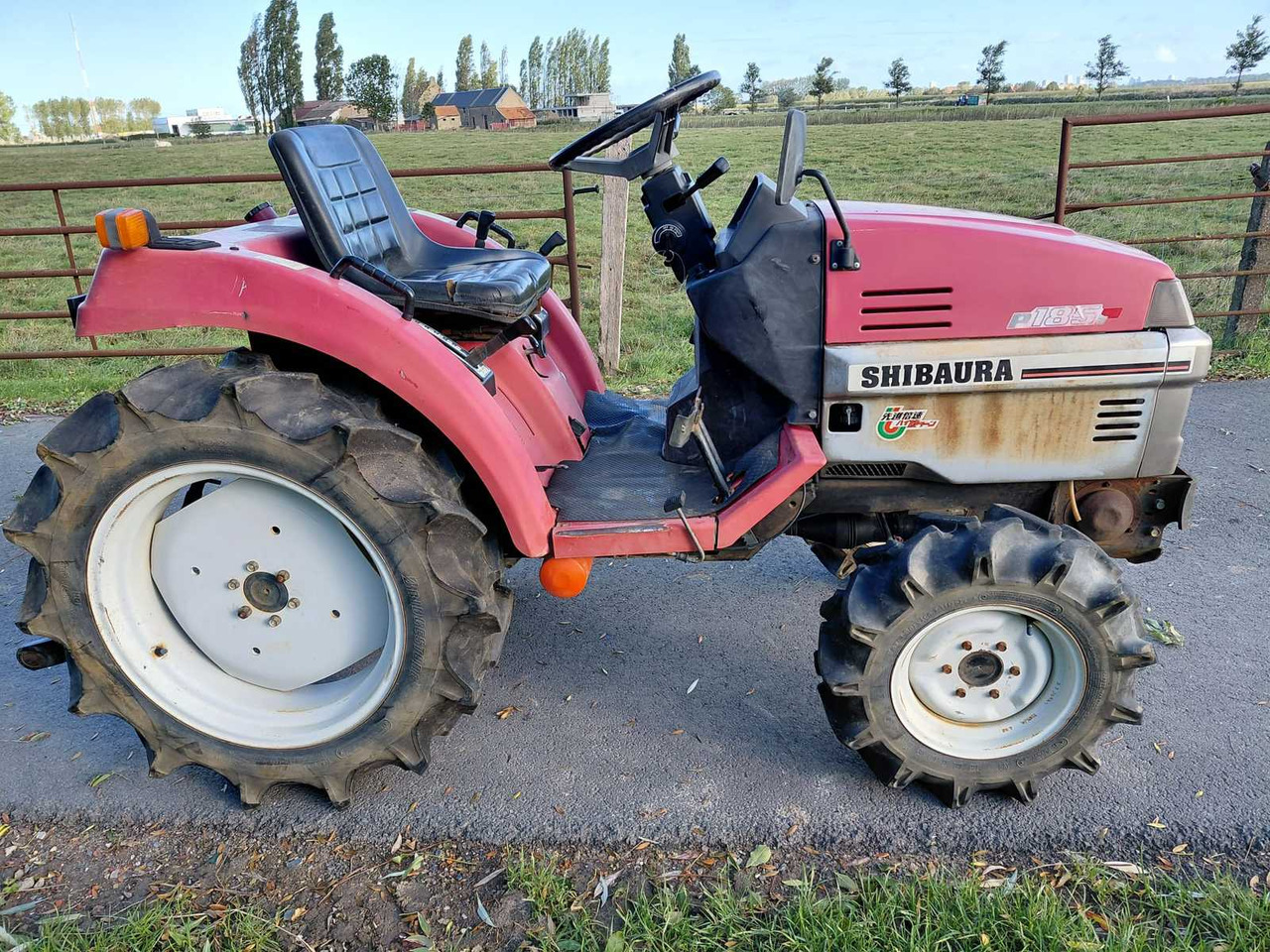 Shibaura P185F - Väiketraktor: pilt 4 Shibaura P185F - Väiketraktor: pilt 4