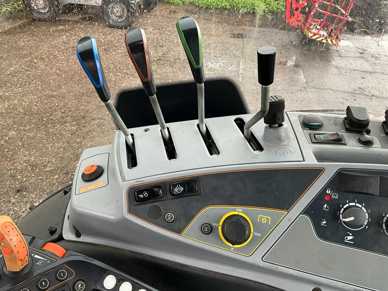 Traktor Valtra T214 A: pilt 37