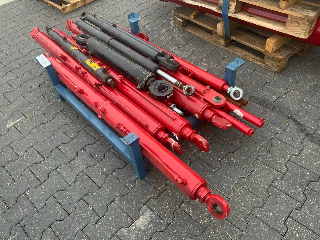 Various hydraulic cylinders for Schuitemaker (approx. 12 pieces) - Väetamisseadmed: pilt 1 Various hydraulic cylinders for Schuitemaker (approx. 12 pieces) - Väetamisseadmed: pilt 1