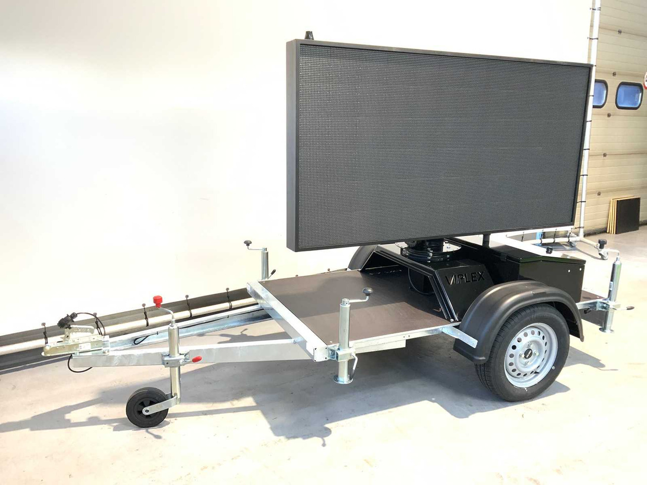 Viplex tekstkar P8 ledscherm op aanhangwagen - Ehitusseade, Haagis: pilt 1 Viplex tekstkar P8 ledscherm op aanhangwagen - Ehitusseade, Haagis: pilt 1