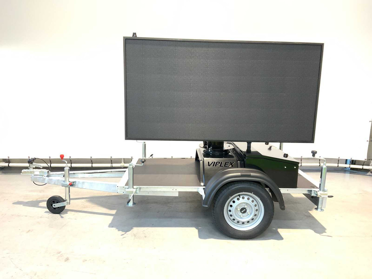 Viplex tekstkar P8 ledscherm op aanhangwagen - Ehitusseade, Haagis: pilt 2 Viplex tekstkar P8 ledscherm op aanhangwagen - Ehitusseade, Haagis: pilt 2