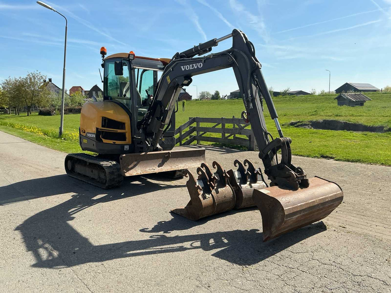 Volvo ECR35D - Lintekskavaator: pilt 3 Volvo ECR35D - Lintekskavaator: pilt 3