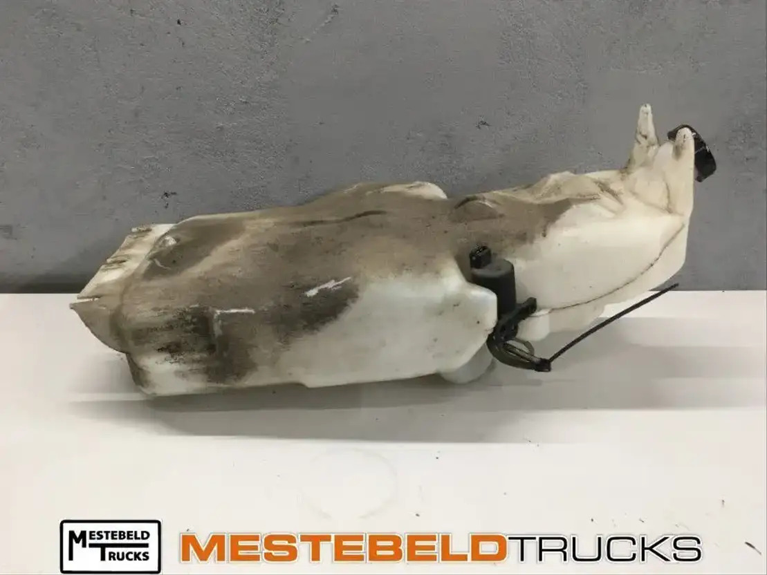 DAF Ruitensproeierreservoir LF 45 - Kabiin ja interjöör - Veoauto: pilt 1 DAF Ruitensproeierreservoir LF 45 - Kabiin ja interjöör - Veoauto: pilt 1
