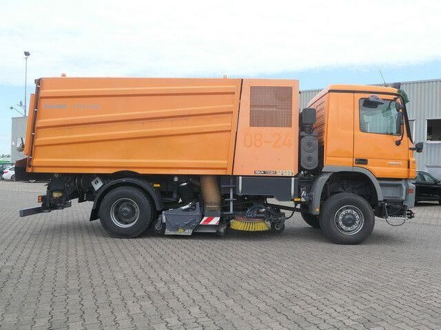 Mercedes-Benz 2032 A Actros 4x4, Bucher STKF 9500, Airport, AC - Tänavapühkimismasin: pilt 2 Mercedes-Benz 2032 A Actros 4x4, Bucher STKF 9500, Airport, AC - Tänavapühkimismasin: pilt 2