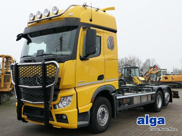 Mercedes-Benz 2546 L 6x2, MP4, 2x Schlafliege, Bullfänger, AC - Konteinerveduk/ Tõstukiga veoauto: pilt 1 Mercedes-Benz 2546 L 6x2, MP4, 2x Schlafliege, Bullfänger, AC - Konteinerveduk/ Tõstukiga veoauto: pilt 1