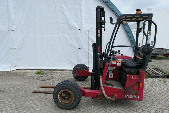 Moffett M4 25.3, Mitnahmestapler, 2.500kg, 3m Hubhöhe - Veoautol põhinev kahveltõstuk: pilt 2 Moffett M4 25.3, Mitnahmestapler, 2.500kg, 3m Hubhöhe - Veoautol põhinev kahveltõstuk: pilt 2