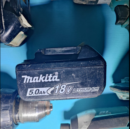 2x perceuses 18v MAKITA + Makita 18 Volt Tournevis à percussion - Ehitusseade: pilt 2 2x perceuses 18v MAKITA + Makita 18 Volt Tournevis à percussion - Ehitusseade: pilt 2