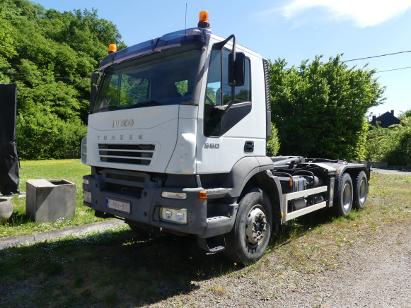 Camion porte container + container 11 m³ Iveco Trakker 380 - Konkstõstukiga veoauto: pilt 1 Camion porte container + container 11 m³ Iveco Trakker 380 - Konkstõstukiga veoauto: pilt 1