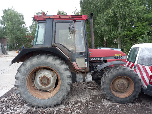 Tracteur Case International 4240XLA - Traktor: pilt 1 Tracteur Case International 4240XLA - Traktor: pilt 1