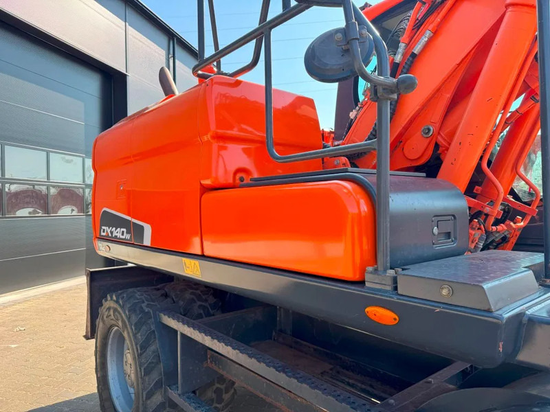 Doosan DX140-3 6000 uur ! NL Machine - Ratastel ekskavaator: pilt 5 Doosan DX140-3 6000 uur ! NL Machine - Ratastel ekskavaator: pilt 5