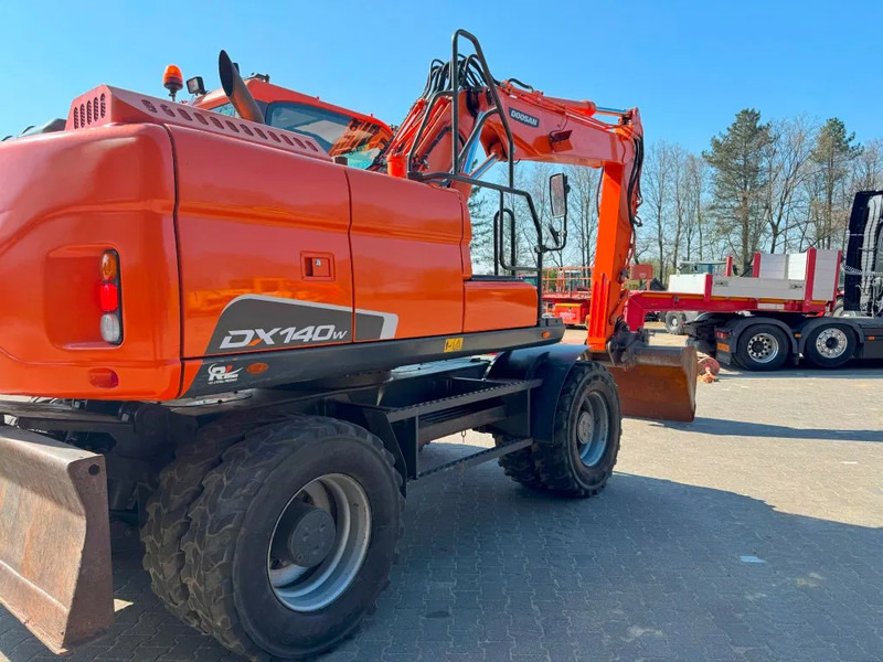 Doosan DX140-3 6000 uur ! NL Machine - Ratastel ekskavaator: pilt 4 Doosan DX140-3 6000 uur ! NL Machine - Ratastel ekskavaator: pilt 4