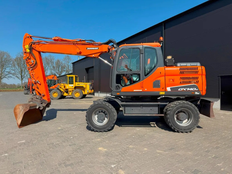 Doosan DX140-3 6000 uur ! NL Machine - Ratastel ekskavaator: pilt 1 Doosan DX140-3 6000 uur ! NL Machine - Ratastel ekskavaator: pilt 1
