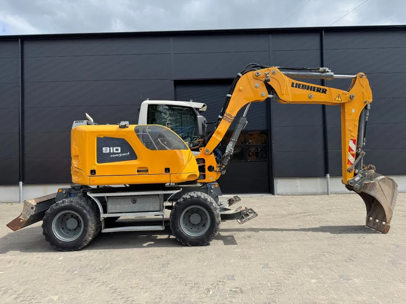 Liebherr A910 compact 2018 4000 uur !! 4x4 - Ratastel ekskavaator: pilt 5 Liebherr A910 compact 2018 4000 uur !! 4x4 - Ratastel ekskavaator: pilt 5
