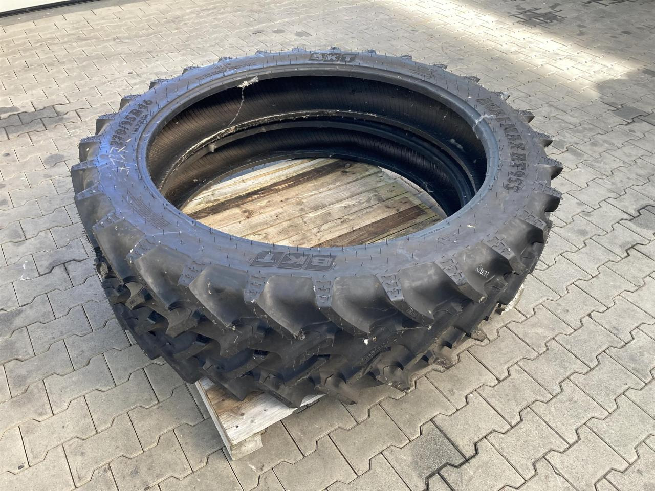 BKT 270/95R46 - Rehv - Põllutööseade: pilt 1 BKT 270/95R46 - Rehv - Põllutööseade: pilt 1