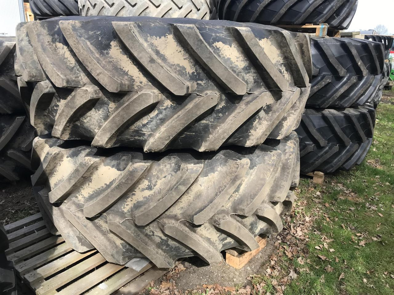 Bridgestone 710/75R42 - Rehv - Põllutööseade: pilt 1 Bridgestone 710/75R42 - Rehv - Põllutööseade: pilt 1
