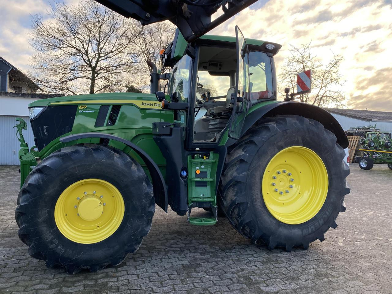 John Deere 6R 215 - Traktor: pilt 2 John Deere 6R 215 - Traktor: pilt 2