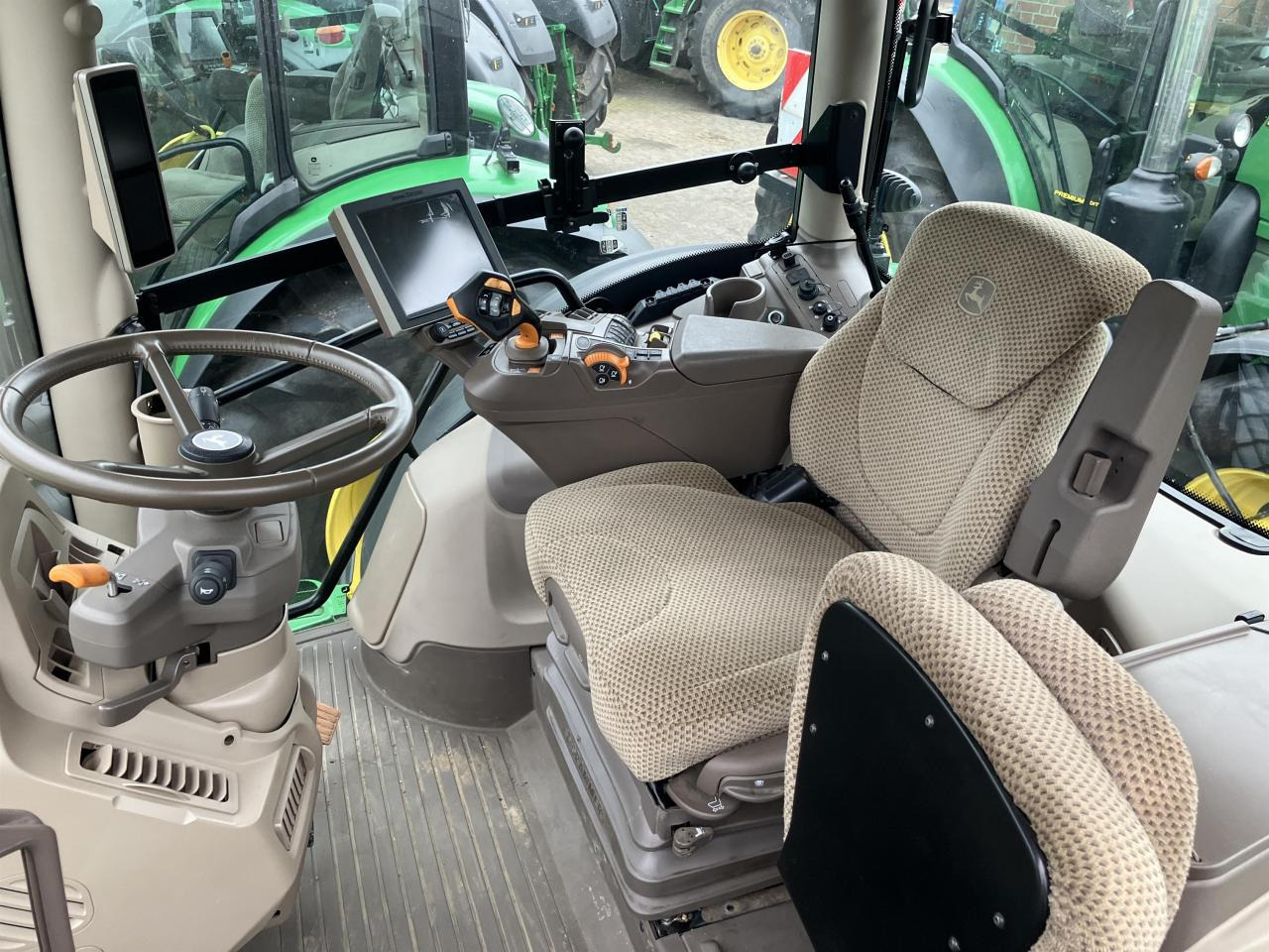 John Deere 6R 215 - Traktor: pilt 5 John Deere 6R 215 - Traktor: pilt 5