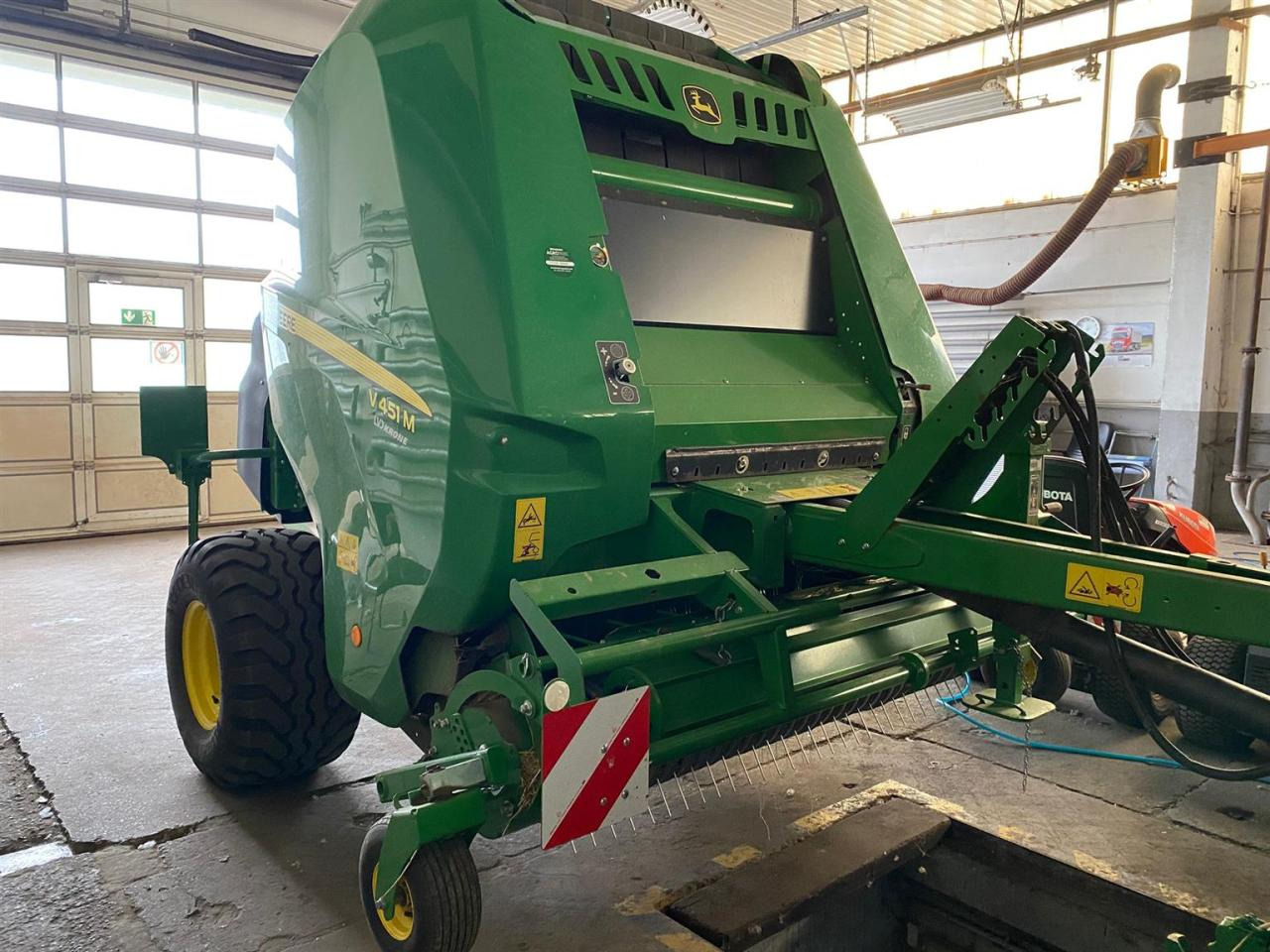 John Deere V451M MaxiCut 13 - Heinapress, ümmargune: pilt 2 John Deere V451M MaxiCut 13 - Heinapress, ümmargune: pilt 2
