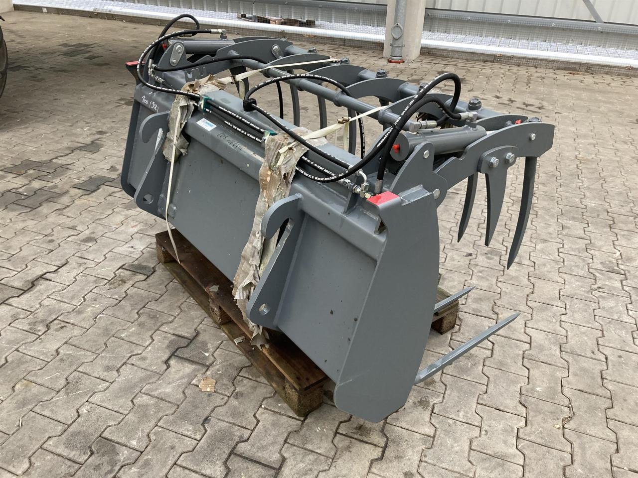 Kramer 1600 mm Vielzweckgabel - Esilaadur traktorile: pilt 2 Kramer 1600 mm Vielzweckgabel - Esilaadur traktorile: pilt 2