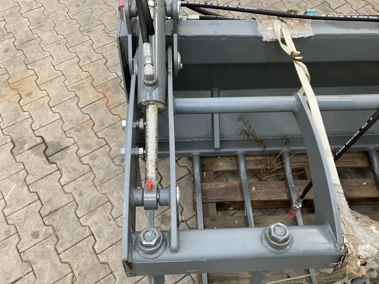 Kramer 1600 mm Vielzweckgabel - Esilaadur traktorile: pilt 4 Kramer 1600 mm Vielzweckgabel - Esilaadur traktorile: pilt 4