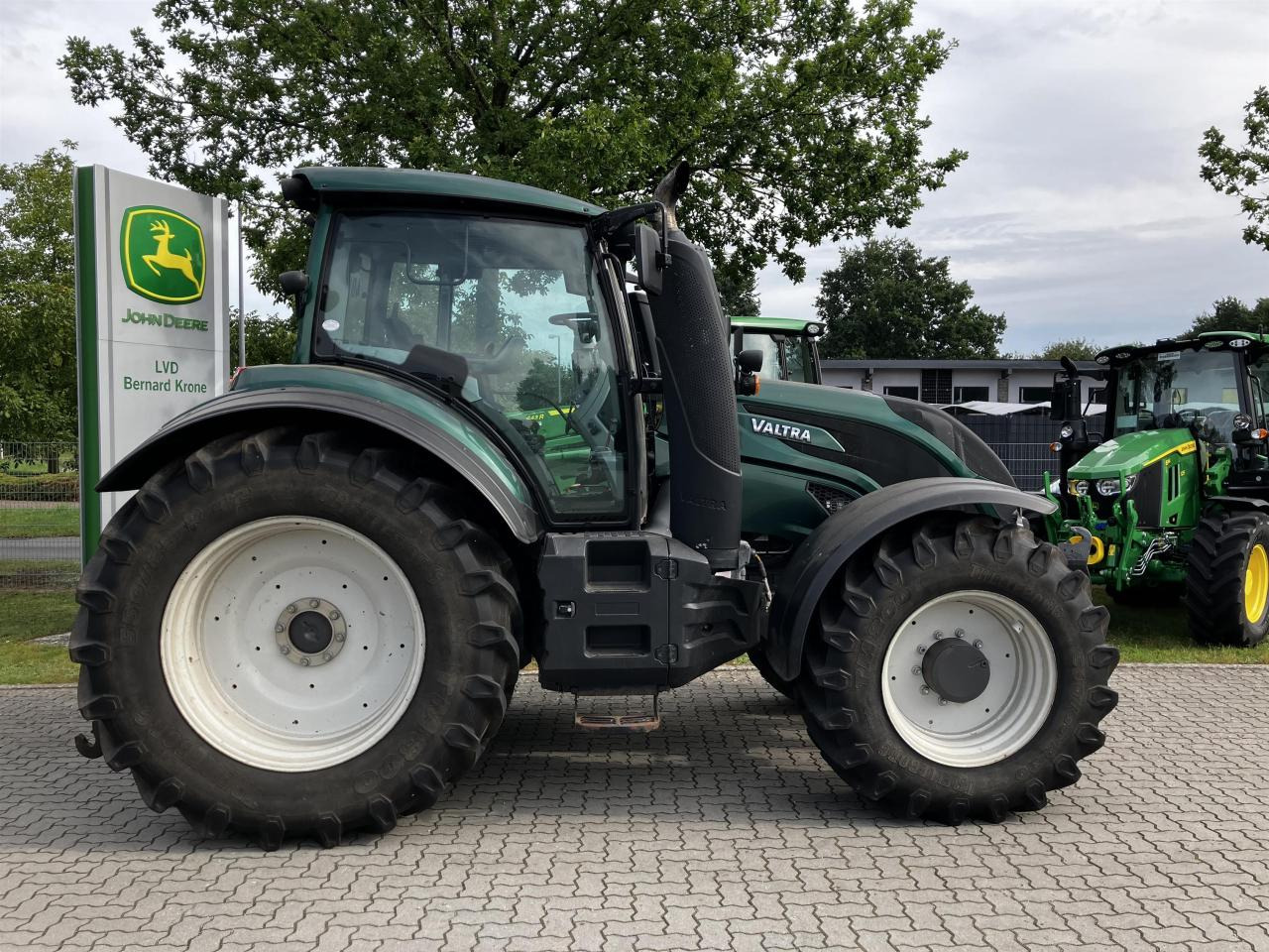 Valtra T174 Versu - Traktor: pilt 2 Valtra T174 Versu - Traktor: pilt 2