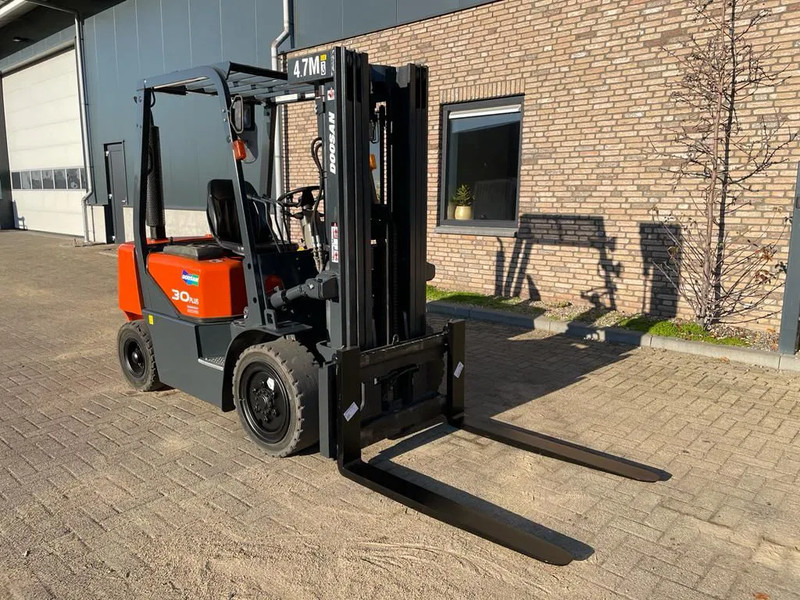 Doosan D30G Yanmar 3 ton Triplex Freelift Sideshift Diesel Heftruck 470 cm hefhoogte - Diiseltõstuk: pilt 4 Doosan D30G Yanmar 3 ton Triplex Freelift Sideshift Diesel Heftruck 470 cm hefhoogte - Diiseltõstuk: pilt 4