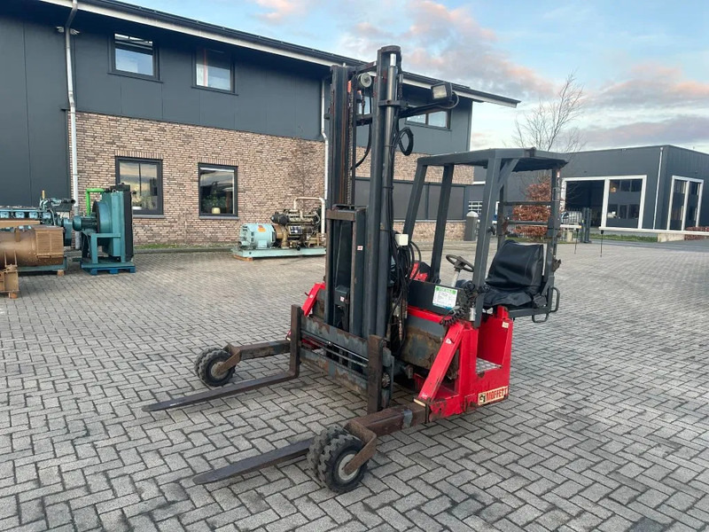 Moffett M4 20.1 Kubota Diesel Kooiaap 2 ton Sideshift Positioner Meeneemheftruck - Veoautol põhinev kahveltõstuk: pilt 1 Moffett M4 20.1 Kubota Diesel Kooiaap 2 ton Sideshift Positioner Meeneemheftruck - Veoautol põhinev kahveltõstuk: pilt 1