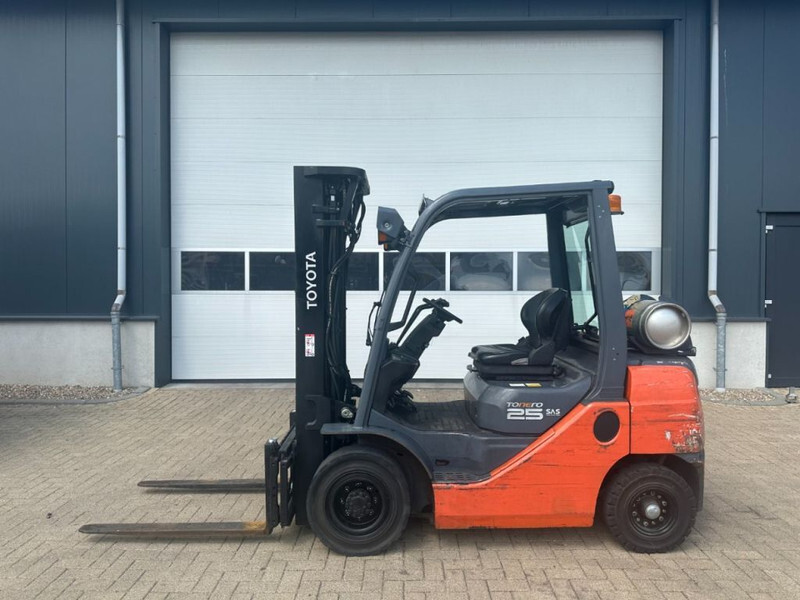 Toyota 2.5 ton Tonero 25 Triplex Freelift Sideshift LPG Heftruck - Gaasitõstuk: pilt 1 Toyota 2.5 ton Tonero 25 Triplex Freelift Sideshift LPG Heftruck - Gaasitõstuk: pilt 1