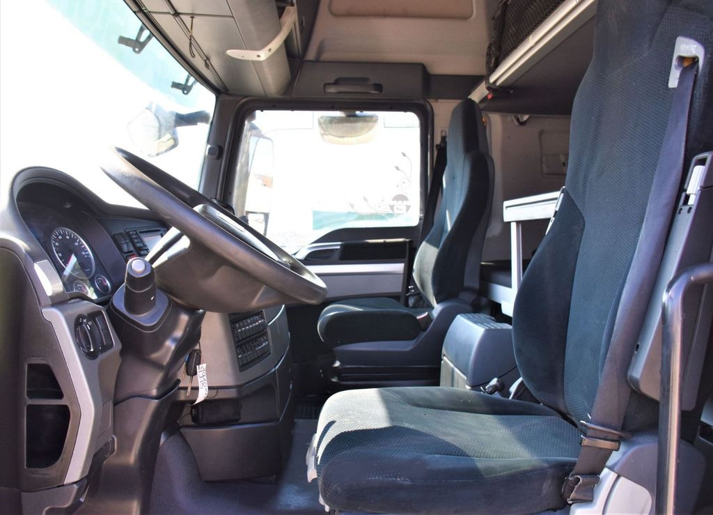 Interior photo 1: Kraanaga veoauto MAN TGX 26.440 Pritsche 6,60 m* ATLAS 125.2V-A12VB MAN TGX 26.440 Pritsche 6,60 m* ATLAS 125.2V-A12VB