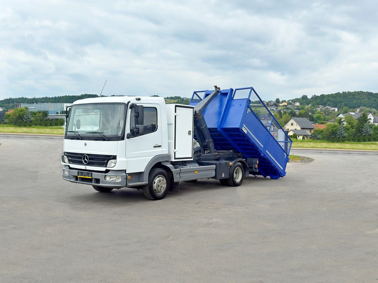 Mercedes-Benz 815 * Abrollkipper + CONTAINER 3,68 m * TOP - Konkstõstukiga veoauto: pilt 1 Mercedes-Benz 815 * Abrollkipper + CONTAINER 3,68 m * TOP - Konkstõstukiga veoauto: pilt 1