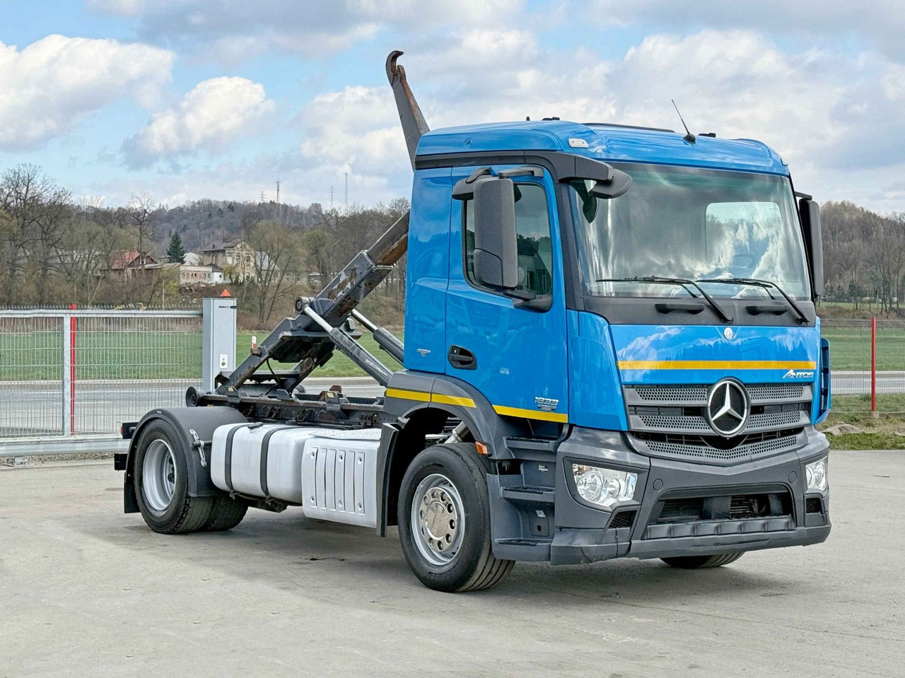 Mercedes-Benz ANTOS 1833 Abrollkipper * Top Zustand! - Konkstõstukiga veoauto: pilt 1 Mercedes-Benz ANTOS 1833 Abrollkipper * Top Zustand! - Konkstõstukiga veoauto: pilt 1