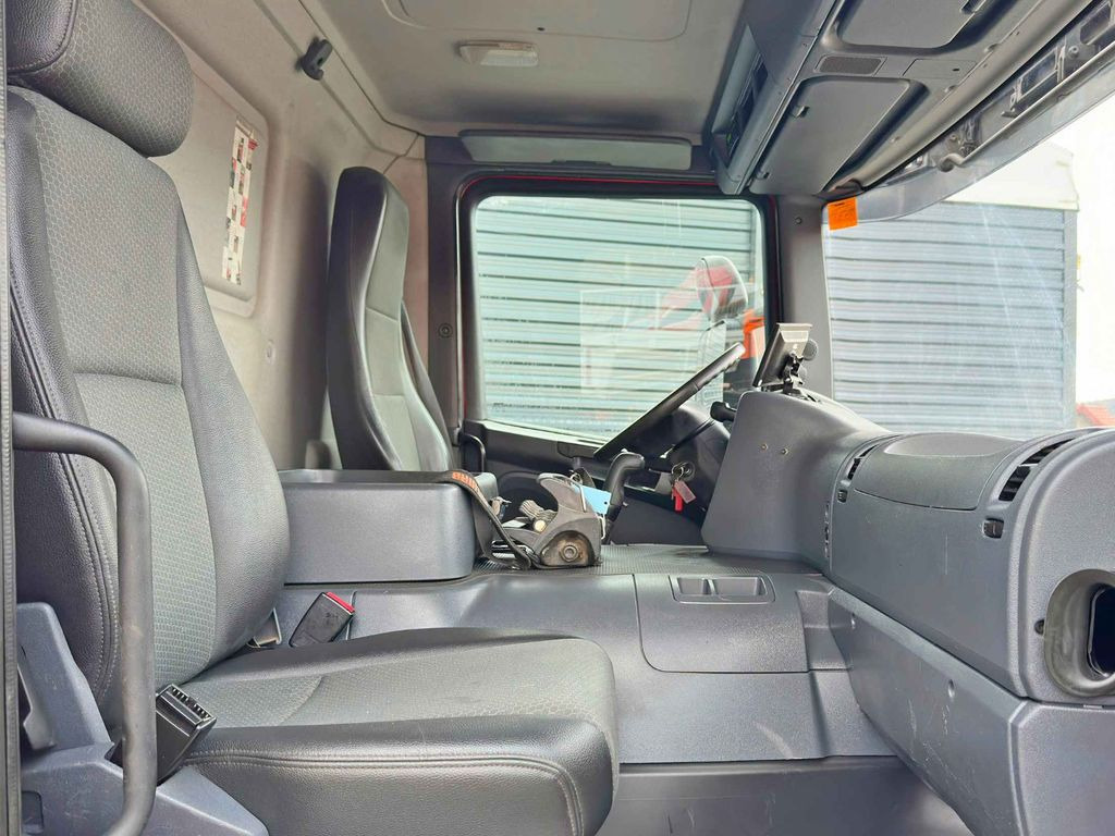 Interior photo 1: Kraanaga veoauto, Madelveok/ Platvormveok Scania P 280 * HIAB 122 E - 2 HIDUO + FUNK* TOPZUSTAND Scania P 280 * HIAB 122 E - 2 HIDUO + FUNK* TOPZUSTAND Interior photo 1: Kraanaga veoauto, Madelveok/ Platvormveok Scania P 280 * HIAB 122 E - 2 HIDUO + FUNK* TOPZUSTAND Scania P 280 * HIAB 122 E - 2 HIDUO + FUNK* TOPZUSTAND