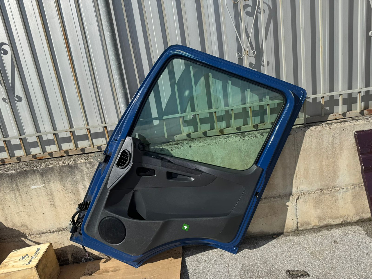 DOOR MERCEDES ATEGO 4 (LEFT AND RIGHT) - Kabiin ja interjöör: pilt 4 DOOR MERCEDES ATEGO 4 (LEFT AND RIGHT) - Kabiin ja interjöör: pilt 4