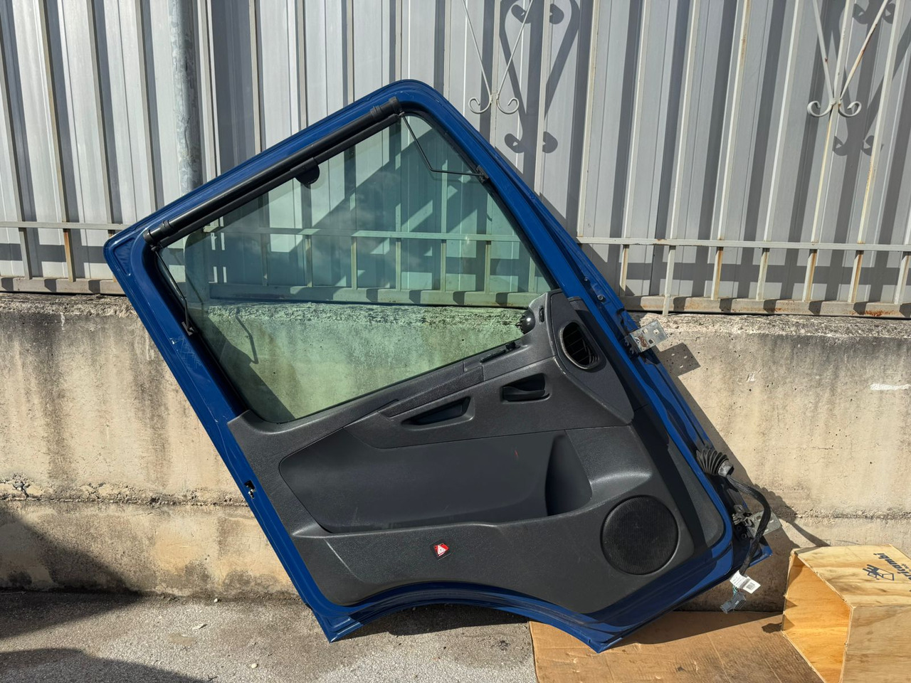 DOOR MERCEDES ATEGO 4 (LEFT AND RIGHT) - Kabiin ja interjöör: pilt 5 DOOR MERCEDES ATEGO 4 (LEFT AND RIGHT) - Kabiin ja interjöör: pilt 5