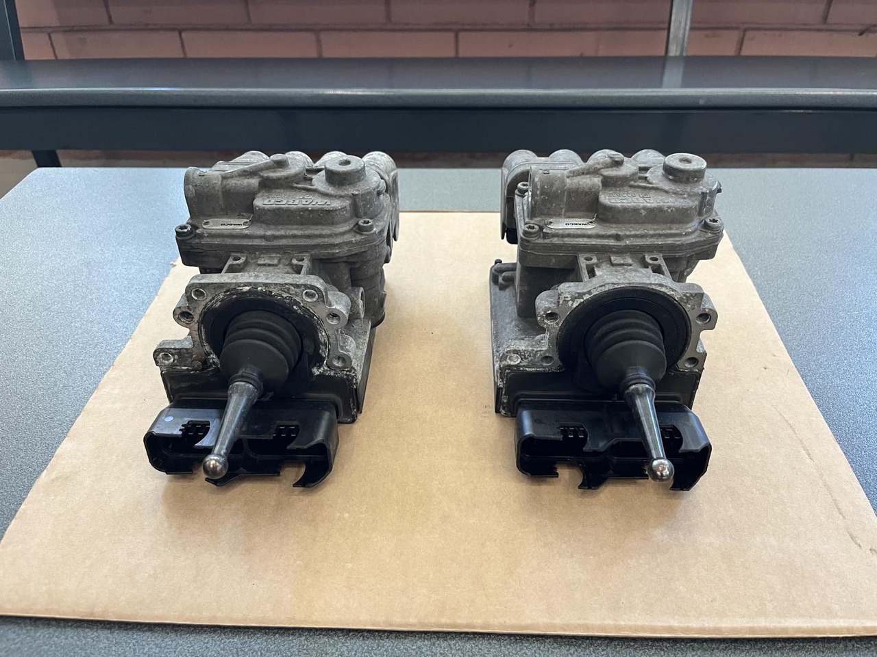 FOOT BRAKE VALVE ELECTRONIC BRAKE SYSTEM MAN TGM-TGL - Piduriosad - Veoauto: pilt 1 FOOT BRAKE VALVE ELECTRONIC BRAKE SYSTEM MAN TGM-TGL - Piduriosad - Veoauto: pilt 1